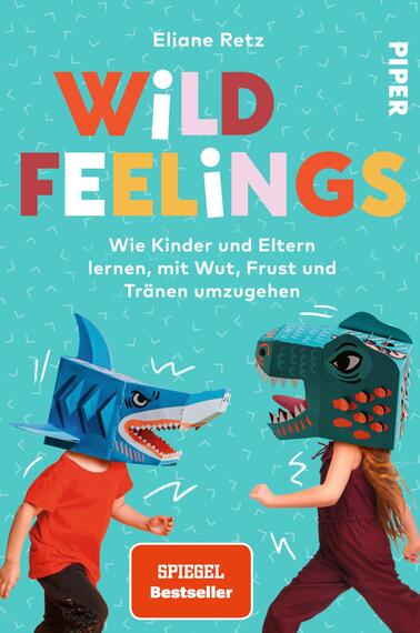 Das Buchcover zeigt zwei Kinder, die bunte Tiermasken tragen: einen blauen Hai und einen grünen Dinosaurier. Der Hintergrund ist hellblau und vermittelt eine fröhliche Atmosphäre. Der Titel „WILD FEELINGS“ ist in großen, auffälligen Buchstaben in Gelb und Orange gesetzt. Darüber steht der Autorenname „Eliane Retz“ in kleinerer Schrift. Unter dem Titel steht der Untertitel „Wie Kinder und Eltern lernen, mit Wut, Frust und Tränen umzugehen“. In der unteren Ecke befindet sich das Wort „SPIEGEL Bestseller“.