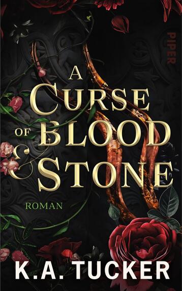 Das Buchcover zeigt ein dunkles, ornamentales Reliefmuster als Hintergrund; darauf große goldene Serifenschrift „A Curse of Blood Stone“, umwoben von gebrochenen, rutenartigen, blutfleckigen Ästen und dicht gruppierten roten Rosen mit grünen Blättern sowie kleineren rosa Knospen und fallenden Blütenblättern. Die Stimmung ist düster-romantisch, gotisch. Unten in weißer Grotesk steht der Autorenname K. A. Tucker, links klein das Wort „Roman“ in Grün.