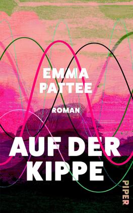 Auf der Kippe Das Buchcover zeigt einen farbenfrohen Hintergrund in Pink- und Grüntönen mit einer abstrakten Linienführung, die wellenförmige Muster bildet. In der oberen Hälfte steht der Name der Autorin „Emma Pattee“ in großer, weißer Schrift. Darunter befindet sich der Text „Roman“ in kleinerer, ebenfalls weißer Schrift. In der unteren Hälfte hebt sich der Titel „AUF DER KIPPE“ in fetter, weißer Typografie hervor. Die dynamische Gestaltung vermittelt eine lebendige und moderne Atmosphäre.