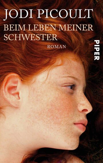 Das Buchcover zeigt das Porträt eines mädchenhaften, rothaarigen Mädchens mit sommerlich hellen Sommersprossen, das auf den Boden blickt. Der Hintergrund ist unscharf und dezent, wodurch die Gesichtszüge aufgrund des Kontrasts zur Geltung kommen. Oben links steht der Autorenname „Jodi Picoult“ in klarer, eleganter Schrift, gefolgt vom Titel „Beim Leben meiner Schwester“ in größerer Schriftart. Unten rechts ist das Wort „Roman“ in kleinerer Schrift. Die Farbpalette ist warm und harmonisch, und die Atmosphäre wirkt nachdenklich und intim.