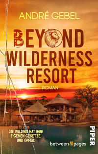 Das Buchcover zeigt einen dramatischen orange-rot leuchtenden Sonnenuntergang über einer afrikanisch anmutenden Lodge am Wasser, mit strohgedeckten Hütten und deren Spiegelung, dazu eine markante Baum-Silhouette. Der Titel „BEYOND WILDERNESS RESORT“ setzt sich in großen, kräftigen Großbuchstaben durch, das O ist durch einen Löwenkopf ersetzt. Oben steht „ANDRÉ GEBEL“ in gelber serifenloser Schrift; darunter klein „Roman“ und die Tagline „Die Wildnis hat ihre eigenen Gesetze. Und Opfer.“