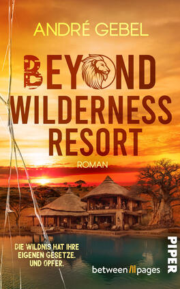 Das Buchcover zeigt einen dramatischen orange-rot leuchtenden Sonnenuntergang über einer afrikanisch anmutenden Lodge am Wasser, mit strohgedeckten Hütten und deren Spiegelung, dazu eine markante Baum-Silhouette. Der Titel „BEYOND WILDERNESS RESORT“ setzt sich in großen, kräftigen Großbuchstaben durch, das O ist durch einen Löwenkopf ersetzt. Oben steht „ANDRÉ GEBEL“ in gelber serifenloser Schrift; darunter klein „Roman“ und die Tagline „Die Wildnis hat ihre eigenen Gesetze. Und Opfer.“