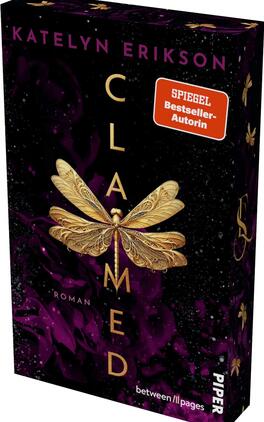 Das Buchcover zeigt ein schwarzes, sternenbesetztes Feld mit violettem Rauch im unteren Bereich. Zentral eine kunstvoll verzierte, goldene Libelle; ihr Körper bildet die Senkrechte des Titels, dessen goldene Großbuchstaben vertikal angeordnet sind. Oben steht der Autorenname „Katelyn Erikson“ in magentafarbener Großschrift; unten klein das Wort „Roman“. Gesamteindruck: mystisch, elegant, geheimnisvoll.