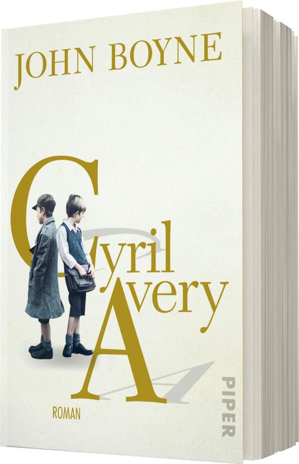 Das Buchcover zeigt zwei Jungen in historischen Kleidungsstücken, die Rücken an Rücken stehen. Die Farbpalette ist hell und freundlich, überwiegend in Weiß, mit goldenen und schwarzen Akzenten. Der Titel „Cyril Avery“ befindet sich in großen, stilisierten Buchstaben, wobei das „C“ und das „A“ hervorgehoben sind. Der Name des Autors „John Boyne“ steht in kleineren Buchstaben oben auf dem Cover. Am unteren Ende ist das Wort „Roman“ vermerkt sowie das Verlagslogo „PIPER“.