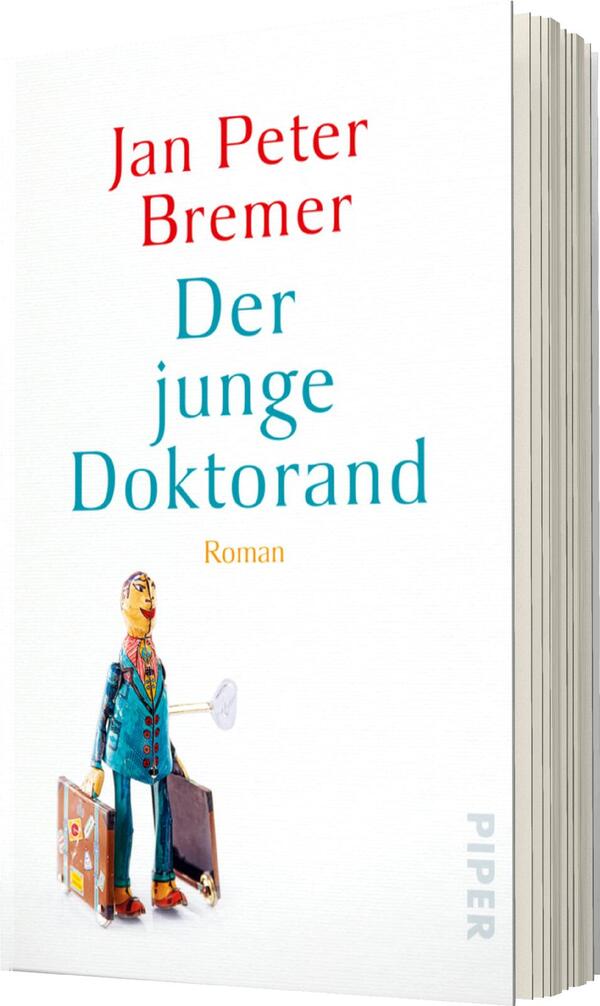 Das Buchcover zeigt eine stilisierte Illustration eines jungen Mannes in Anzug und mit Koffer. Der Titel „Der junge Doktorand“ ist in einer kräftigen blauen Schriftart mittig platziert, während der Autorenname „Jan Peter Bremer“ in Rot darüber steht. Die Hintergrundfarbe ist weiß, was eine klare und freundliche Atmosphäre vermittelt. Der Untertitel „Roman“ erscheint in kleinerer Schriftgröße in Orange am unteren Rand des Covers.