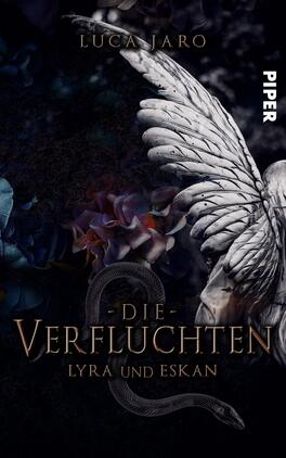 Das Buchcover zeigt einen düsteren Hintergrund mit verschiedenen Farbtönen von Blau und Schwarz, auf dem ein großer weißer Engelsflügel prominent platziert ist. Vor dem Flügel sind florale Motive in Violett und Dunkelrot zu sehen, die einen mystischen Eindruck vermitteln. Der Titel „Die Verfluchten“ ist in goldener, geschwungener Schrift hervorgehoben, während die Namen „Lyra und Eskan“ in kleinerer, ebenfalls goldener Schrift darunter stehen. Oben links ist der Name des Autors, Luca Jaro, platziert.