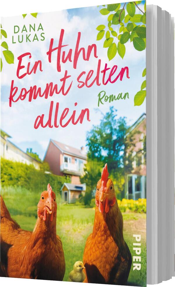 Das Buchcover zeigt zwei braune Hühner im Vordergrund, die vor einer idyllischen, ländlichen Kulisse stehen. Im Hintergrund sind Häuser und grüne Bäume zu erkennen, die eine freundliche und einladende Atmosphäre schaffen. Der Titel „Ein Huhn kommt selten allein“ ist in fröhlicher, roter Schrift platziert, ergänzt durch die Angabe „Roman“ in einer kleineren Schriftgröße. Oben links sind der Name der Autorin Dana Lukas sowie das Verlagslogo „PIPER“ zu sehen.