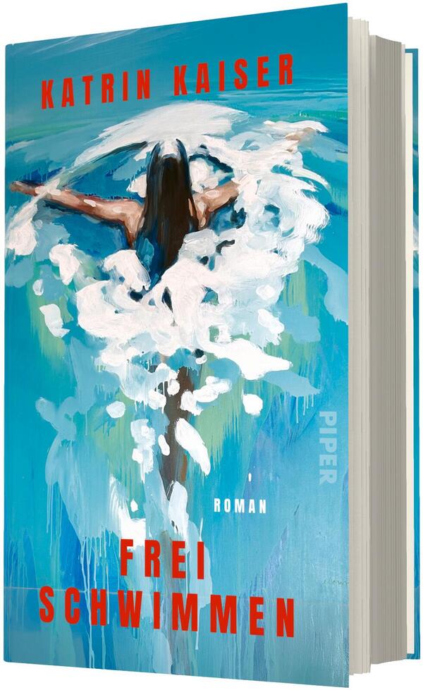 Das Buchcover zeigt eine gemalte Aufnahme einer Schwimmerin von hinten, die mit ausgebreiteten Armen durch blau-türkisfarbenes Wasser taucht, umgeben von weißem Schaum. Titel „Frei Schwimmen“ und Autorin „Katrin Kaiser“ stehen in großen roten Großbuchstaben oben bzw. unten. In kleiner weißer Schrift mittig das Wort „Roman“. Farbpalette dominiert Blau-, Türkis- und Weißtöne; Atmosphäre ruhig, zugleich dynamisch durch Pinselstriche und Spritzspuren.