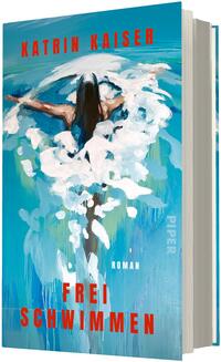 Das Buchcover zeigt eine gemalte Aufnahme einer Schwimmerin von hinten, die mit ausgebreiteten Armen durch blau-türkisfarbenes Wasser taucht, umgeben von weißem Schaum. Titel „Frei Schwimmen“ und Autorin „Katrin Kaiser“ stehen in großen roten Großbuchstaben oben bzw. unten. In kleiner weißer Schrift mittig das Wort „Roman“. Farbpalette dominiert Blau-, Türkis- und Weißtöne; Atmosphäre ruhig, zugleich dynamisch durch Pinselstriche und Spritzspuren.