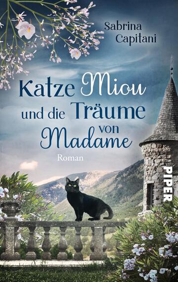 Das Buchcover zeigt eine idyllische Landschaft mit sanften Hügeln im Hintergrund und einem historischen Turm auf der rechten Seite. In der Mitte sitzt eine schwarze Katze namens Miou auf einem balustradengeschmückten Geländer, umgeben von blühenden Blumen. Die Farbpalette besteht aus sanften Blau- und Grüntönen, die Ruhe ausstrahlen. Der Titel „Katze Miou und die Träume von Madame“ ist in eleganter Schriftart gestaltet, während der Name der Autorin, Sabrina Capitani, am oberen Rand des Covers hervorgehoben ist. Unten rechts steht der Verlag „Piper“.