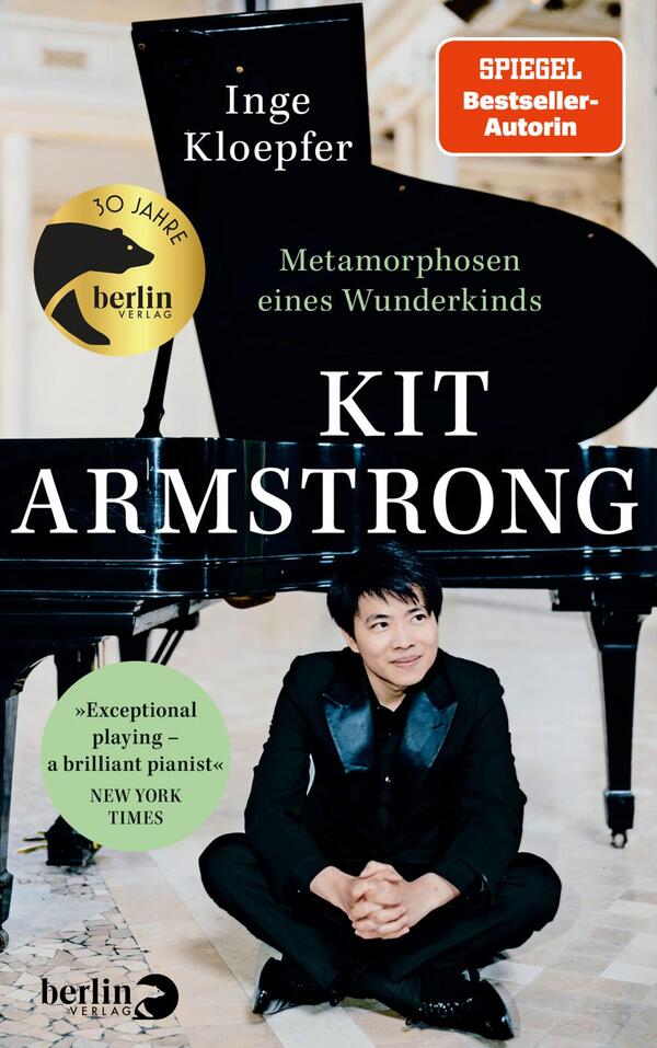 Das Buchcover zeigt einen eleganten jungen Pianisten, der in formeller Kleidung auf einem Klavier sitzt. Der Hintergrund ist hell und vermittelt eine festliche Atmosphäre. Der Titel „KIT ARMSTRONG“ steht in großen, klaren Buchstaben, während darunter der Untertitel „Metamorphosen eines Wunderkindes“ in kleinerer Schrift zu sehen ist. Oben links ist der Name der Autorin „Inge Kloepfer“ platziert, ebenfalls in deutlicher Typografie. Ein rotes Kästchen hebt die Auszeichnung „SPIEGEL-Bestseller-Autorin“ hervor.