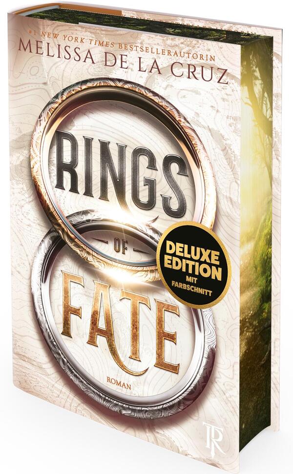 Das Buchcover zeigt zwei überlappende, metallische Ringe (gold und silber) vor einem beigefarbenen, antik anmutenden Kartenhintergrund; der Titel „RINGS OF FATE“ erscheint groß, teils in dunklen Serifbuchstaben, teils in goldener Serifschrift, darüber die Autorin „Melissa de la Cruz“. Ein runder schwarzer‑goldener Button links auf einem Ring trägt den Text „DELUXE EDITION MIT FARBSCHNITT“. Die Stimmung ist geheimnisvoll und abenteuerlich.