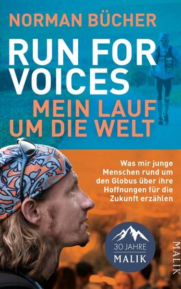 Das Buchcover zeigt links ein Porträt eines laufenden Mannes mit längeren Haaren und gemustertem Stirnband, im Hintergrund ein entfernter Läufer auf türkis-blauem Landschaftshintergrund. Oben steht der Autorenname Norman Bücher in Orange, der Titel „RUN FOR VOICES“ groß in Weiß, darunter „MEIN LAUF UM DIE WELT“ in Orange. In einem orangen unteren Bereich befindet sich weiße Kleintext-Subtitle und eine runde Plakette mit dem Text „30 JAHRE MALIK“. Die Stimmung wirkt dynamisch und optimistisch.