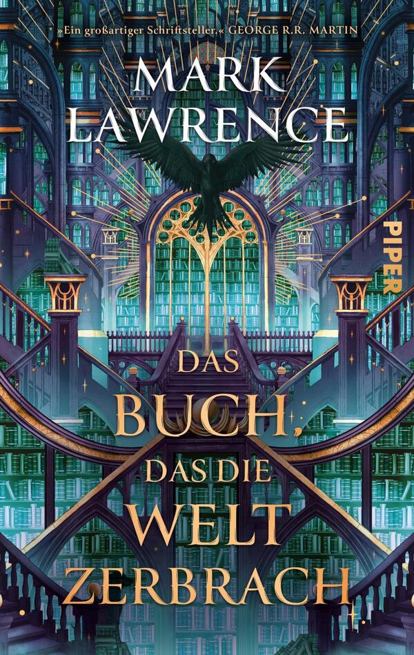 Das Buchcover zeigt einen kathedralenartigen Lesesaal in Türkis- und Violetttönen mit hohen, goldumrahmten Bogenfenstern, üppigen Büchergalerien und verschlungenen Treppen. Vor einem strahlenden, goldenen Fenster schwebt die Silhouette eines schwarzen Raben mit ausgebreiteten Flügeln; goldene Strahlen betonen die geheimnisvolle, majestätische Atmosphäre. Der Titel „Das Buch, das die Welt zerbrach“ steht in großen goldenen Serifenkapitälchen, oben erscheint der Name Mark Lawrence; oben klein zitiert: George R.R. Martin.