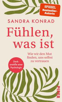 Das Buchcover zeigt einen hellen, neutralen Hintergrund mit grünen Blattmotiven, die eine entspannte Atmosphäre vermitteln. Der Titel „Fühlen, was ist“ ist zentral platziert und in kräftigem Rot gehalten, während der Untertitel „Wie wir den Mut finden, uns selbst zu vertrauen“ in kleinerer Schrift darunter steht. Oben links befindet sich der Name der Autorin Sandra Konrad, und ein rotes Rechteck mit dem Hinweis „SPIEGEL Bestseller-Autorin“ hebt sich deutlich ab. Unten links ist ein runder Sticker in gedecktem Rot mit dem Text „Denkanstoß einer Psychologin“ zu sehen.