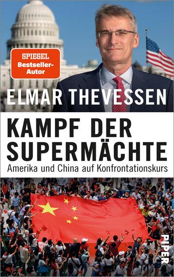 Das Buchcover zeigt den Schriftsteller Elmar Thevessen im Vordergrund, vor einer symbolischen Kulisse des Kapitols in Washington, D.C. Die Farbgestaltung umfasst vorwiegend Blau- und Rottöne, mit einem starken Kontrast zwischen den Figuren und dem Hintergrund. Der Titel „KAMPF DER SUPERMÄCHTE“ ist in großen, fetten Buchstaben dargestellt, während der Untertitel „Amerika und China auf Konfrontationskurs“ in kleinerer Schrift erscheint. Oben links befindet sich ein rotesLabel mit „SPIEGEL Bestseller-Autor“.