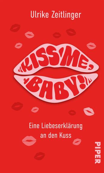 Das Buchcover zeigt einen kräftigen roten Hintergrund. Im Fokus stehen große, stilisierte Lippen in Weiß, die den Titel „Kiss me, Baby!“ in einer verspielten, geschwungenen Schriftart umrahmen. Unterhalb des Titels befindet sich der Untertitel „Eine Liebeserklärung an den Kuss“ in schlichter, schwarzer Schrift. Um die Lippen sind zahlreiche roten Kussabdrücke verteilt, die eine lebhafte und verspielte Atmosphäre erzeugen. Oben rechts ist der Name der Autorin „Ulrike Zeitlinger“ platziert, während das Verlagslogo „PIPER“ in der unteren rechten Ecke erscheint.
