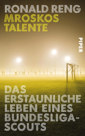 Das Buchcover zeigt eine neblige Fußballszene mit einem Fußballtor im Vordergrund, beleuchtet von mehreren hellen Flutlichtern. Die Farben sind überwiegend in sanften Gelb- und Grautönen gehalten, was eine geheimnisvolle und melancholische Atmosphäre vermittelt. Der Titel „Mroskos Talente“ sowie der Untertitel „Das erstaunliche Leben eines Bundesliga-Scouts“ sind in großen, auffälligen Weiß- und Gelbtönen geschrieben. Der Autorenname „Ronald Reng“ ist prominent platziert und hebt sich ebenfalls deutlich ab. Das Verlagslogo befindet sich am rechten Rand in Weiß.