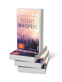 Bücherstapel des Buches „Silent Whispers – Wie Stimmen im Wind“