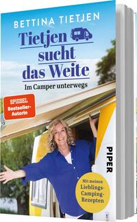 Das Buchcover zeigt eine lächelnde Frau mit lockigem Haar, die an der Tür eines Campers steht. Der Hintergrund ist von grünem Gras und Bäumen geprägt, was eine einladende, natürliche Atmosphäre schafft. Oben steht in großen blauen Buchstaben „Tietjen sucht das Weite“, gefolgt von „Im Camper unterwegs“ in kleinerer Schrift darunter. Der Hinweis „SPIEGEL Bestseller-Autorin“ ist in rot hervorgehoben. Unten befindet sich der Verlagsname „PIPER“ sowie der Text „Mit meinen Lieblings-Camping-Rezepten“ in einem gelben, runden Button.