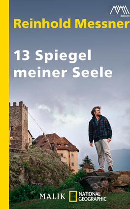 Das Buchcover zeigt einen Mann in einer blauen Jacke und hellen Hosen, der auf einem Felsen steht und in die Ferne schaut. Im Hintergrund sind eine alte Burg und eine bewaldete Landschaft zu sehen, unter einem bewölkten Himmel, der eine nachdenkliche Stimmung vermittelt. Der Titel „13 Spiegel meiner Seele“ ist in großen, weißen Buchstaben mittig platziert, während der Autorennamen „Reinhold Messner“ in Gelb am oberen Rand hervorsticht. Die allgemeine Farbgestaltung ist harmonisch und strahlt Ruhe aus.