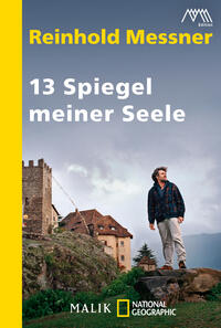 Das Buchcover zeigt einen Mann in einer blauen Jacke und hellen Hosen, der auf einem Felsen steht und in die Ferne schaut. Im Hintergrund sind eine alte Burg und eine bewaldete Landschaft zu sehen, unter einem bewölkten Himmel, der eine nachdenkliche Stimmung vermittelt. Der Titel „13 Spiegel meiner Seele“ ist in großen, weißen Buchstaben mittig platziert, während der Autorennamen „Reinhold Messner“ in Gelb am oberen Rand hervorsticht. Die allgemeine Farbgestaltung ist harmonisch und strahlt Ruhe aus.