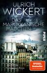 Das Buchcover zeigt eine melancholische Stadtlandschaft mit klassischen Gebäuden, die im Vordergrund stehen. Die Farbgebung ist dunkel und stimmungsvoll, überwiegend in Blautönen, mit einem dramatischen Himmel. Der Titel „DAS MAROKKANISCHE MÄDCHEN“ von Ulrich Wickert ist in einer eleganten, klaren Schrift mittig platziert und hebt sich durch eine helle Farbe ab. Unten rechts befindet sich ein rotes Quadrat mit dem Hinweis „SPIEGEL Bestseller“, das auffällig gestaltet ist.