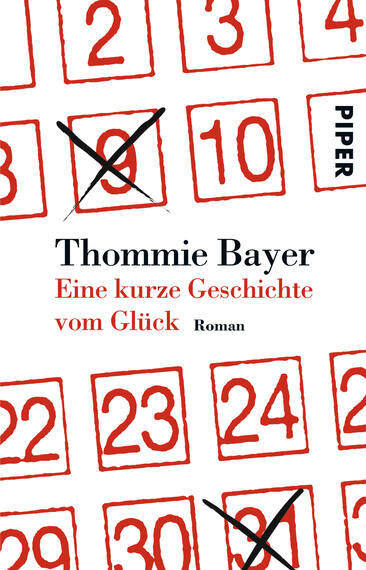 Das Buchcover zeigt eine weiße Hintergrundfläche mit mehreren roten, handschriftlichen Zahlen in Kästchen. Einige Zahlen sind durchkreuzt, insbesondere die Zahlen 9 und 24. Der Titel „Eine kurze Geschichte vom Glück“ sowie der Autorname „Thommie Bayer“ sind in schlichter Schriftart platziert, wobei der Titel in roter Schrift hervorgehoben ist. Das Verlagslogo „PIPER“ befindet sich in der oberen rechten Ecke. Die Gestaltung vermittelt eine reduzierte, moderne und nachdenkliche Atmosphäre.