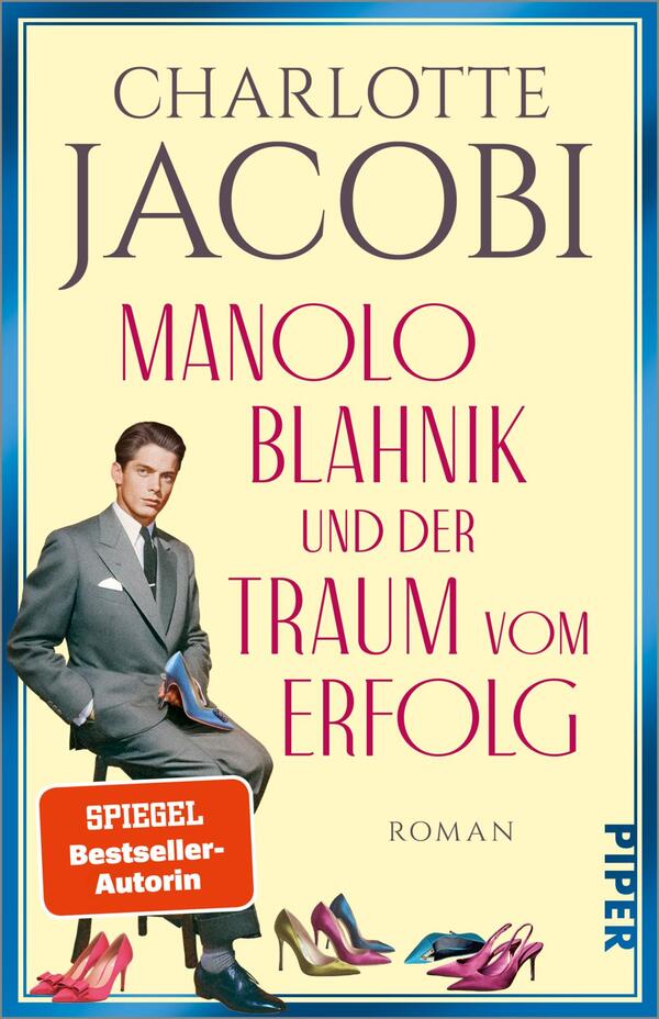 Das Buchcover zeigt einen eleganten blauen High Heel links, der mit einer modischen Applikation verziert ist. Im Hintergrund steht ein junger Mann in einem grauen Anzug mit leicht geneigtem Kopf, der einen Schuh in der Hand hält. Der Titel „MANOLO BLAHNIK und der Traum vom Erfolg“ ist in großen, blauen Buchstaben platziert, darüber steht der Name „CHARLOTTE JACOBI“. Das Cover vermittelt eine stilvolle und ambitionierte Atmosphäre. Unten rechts befindet sich ein roter Button mit dem Text „SPIEGEL Bestseller-Autorin“.