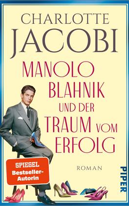 Das Buchcover zeigt einen eleganten blauen High Heel links, der mit einer modischen Applikation verziert ist. Im Hintergrund steht ein junger Mann in einem grauen Anzug mit leicht geneigtem Kopf, der einen Schuh in der Hand hält. Der Titel „MANOLO BLAHNIK und der Traum vom Erfolg“ ist in großen, blauen Buchstaben platziert, darüber steht der Name „CHARLOTTE JACOBI“. Das Cover vermittelt eine stilvolle und ambitionierte Atmosphäre. Unten rechts befindet sich ein roter Button mit dem Text „SPIEGEL Bestseller-Autorin“.