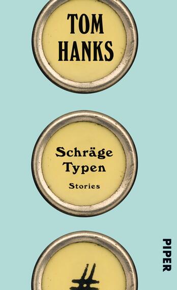 Das Buchcover zeigt eine vertikale Anordnung von drei runden, gelben Etiketten auf einem hellblauen Hintergrund. Das oberste Etikett trägt in schwarzen Großbuchstaben den Namen „TOM HANKS“. Darunter befindet sich ein weiteres Etikett mit dem Titel „Schräge Typen“ in einer verschnörkelten Schriftart. Am unteren Rand steht das Wort „Stories“ in kleinerer Schrift. Das Cover vermittelt eine fröhliche, unkonventionelle Atmosphäre. Rechts unten ist der Verlagsname „PIPER“ in schwarz abgebildet.