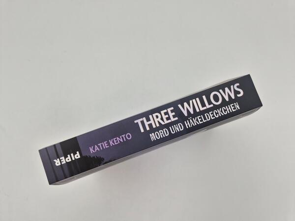Außenansicht des Buches „Three Willows: Mord und Häkeldeckchen“