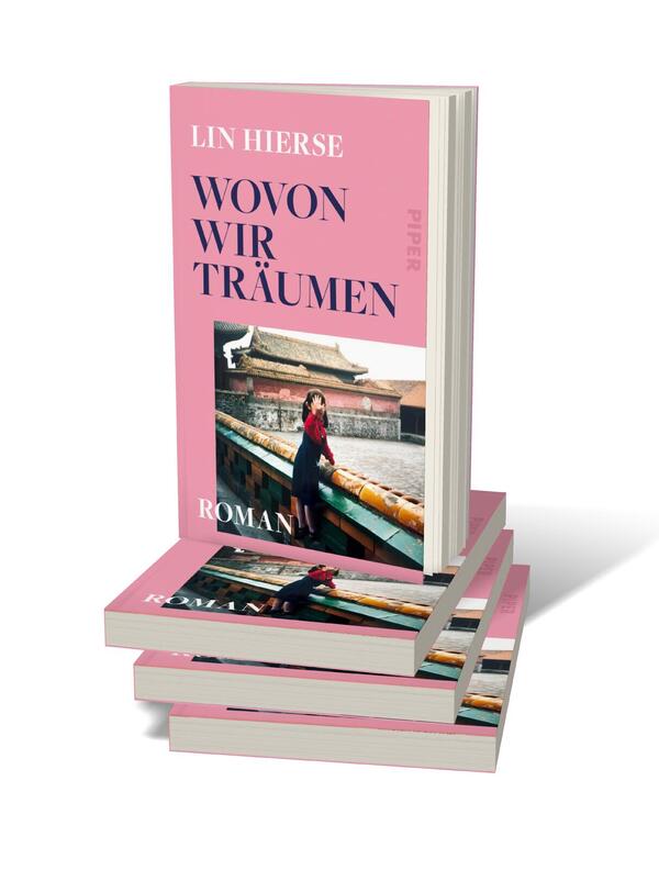 Bücherstapel des Buches „Wovon wir träumen“
