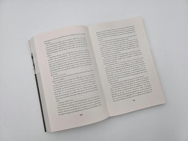 Außenansicht des Buches „Darling Venom – Ihre Liebe ist sein Lieblingsgift“