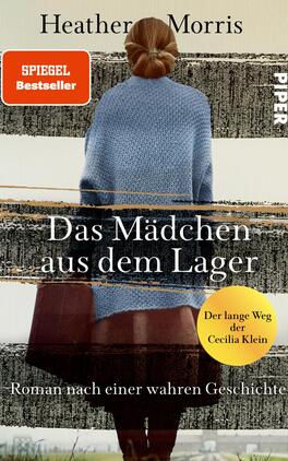 Das Buchcover zeigt eine Person mit dem Rücken zur Betrachterin, die einen langen, hellen Mantel und einen grauen, gestrickten Pullover trägt. Der Hintergrund ist in dunklen Farben gehalten und vermittelt eine gedrückte Atmosphäre. In der unteren Mitte des Covers steht der Titel „Das Mädchen aus dem Lager“ in auffälliger, weißer Schrift. Darüber ist der Vermerk „SPIEGEL Bestseller“ in rotem Feld platziert. Unten links befindet sich der Zusatz „Roman nach einer wahren Geschichte“.