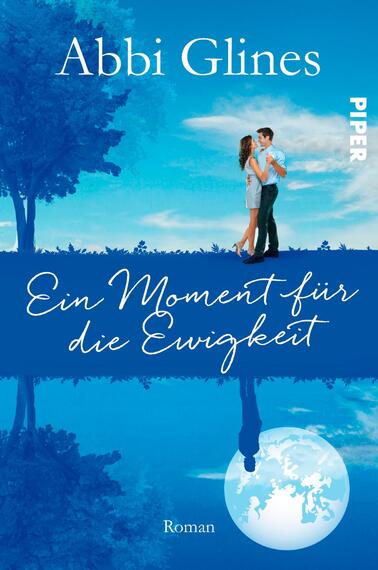 Das Buchcover zeigt ein romantisches Paar, das sich in einer innigen Umarmung inmitten einer idyllischen Landschaft befindet. Im Hintergrund ist ein klarer blauer Himmel mit sanften Wolken und zwei großen Bäumen zu sehen. Der Titel „Ein Moment für die Ewigkeit“ ist in geschwungener, weißer Schrift platziert, während der Name der Autorin „Abbi Glines“ oben links in größerer Schrift erscheint. Das Cover vermittelt eine harmonische, verträumte Atmosphäre.