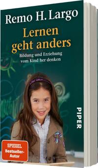 Das Buchcover zeigt eine grüne Hintergrundfarbe mit dem Titel „Lernen geht anders“ in großen, orangefarbenen Buchstaben. Darunter steht der Untertitel „Bildung und Erziehung vom Kind her denken“ in weißer Schrift. Oben steht der Name des Autors, Remo H. Largo, ebenfalls in Weiß. Im Vordergrund ist ein lächelndes, unverwechselbares Kind mit langen, braunen Haaren und einem lila Haarband zu sehen. Am unteren Rand befindet sich der Hinweis „SPIEGEL Bestseller-Autor“ in kleinerer Schrift. Das Cover vermittelt eine freundliche und einladende Atmosphäre.