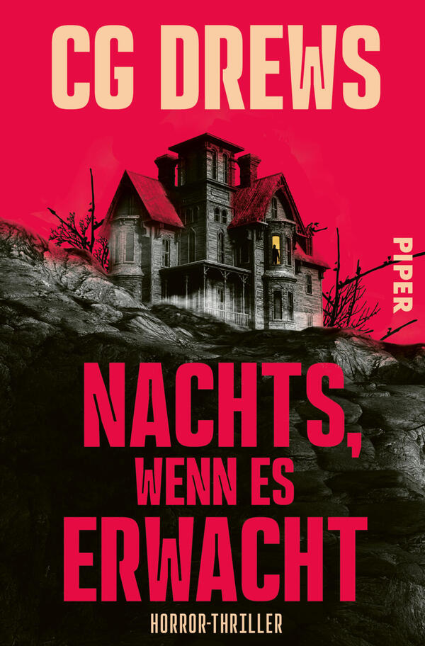 Das Buchcover zeigt ein dunkles viktorianisches Haus auf einem felsigen Abhang, vor einem knallpinken bis roten Himmel, das Gebäude in Grau- und Schwarztönen mit einem gelb beleuchteten Fenster und kahlen Ästen. Oben steht der Autorname „CG DREWS“ in hellbeigen, fett gesetzten Großbuchstaben; der Titel „NACHTS, WENN ES ERWACHT“ erscheint groß, blockig und rot/pink. Atmosphäre: unheilvoll, bedrohlich.
