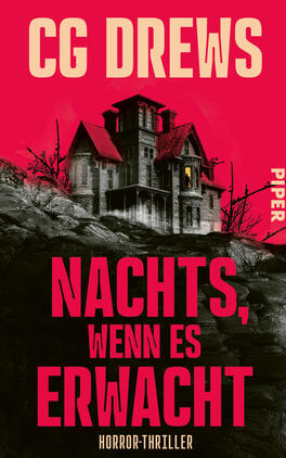 Das Buchcover zeigt ein dunkles viktorianisches Haus auf einem felsigen Abhang, vor einem knallpinken bis roten Himmel, das Gebäude in Grau- und Schwarztönen mit einem gelb beleuchteten Fenster und kahlen Ästen. Oben steht der Autorname „CG DREWS“ in hellbeigen, fett gesetzten Großbuchstaben; der Titel „NACHTS, WENN ES ERWACHT“ erscheint groß, blockig und rot/pink. Atmosphäre: unheilvoll, bedrohlich.