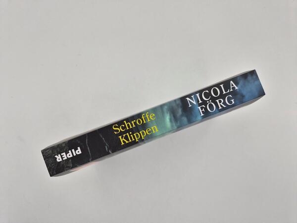 Außenansicht des Buches „Schroffe Klippen“