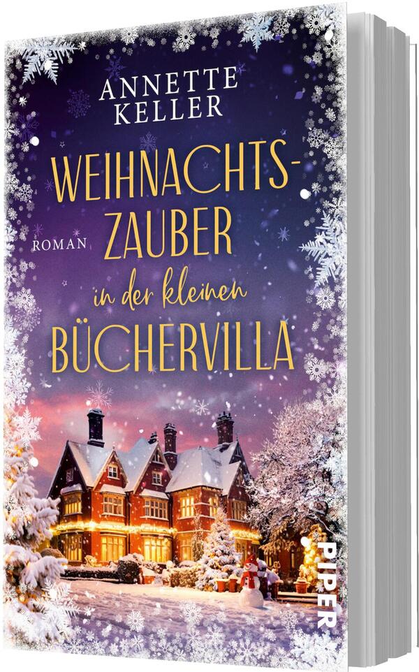 Das Buchcover zeigt eine verschneite viktorianische Villa bei Dämmerung, warm gelb beleuchtet und von schneebedeckten Bäumen umgeben, vor einem Himmel in Tiefblau bis Violett mit funkelnden Schneeflocken. Oben steht der Autorenname Annette Keller in weißer Serifenschrift; der Titel „WEIHNACHTSZAUBER in der kleinen BÜCHERVILLA“ erscheint groß in goldgelber Schrift, Hauptworte in Majuskel, der Mittelteil in handschriftlicher Kursiv. Stimmung: heimelig, festlich, märchenhaft.