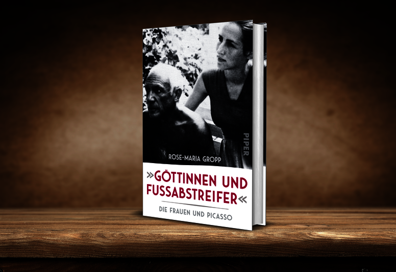 Rose-Maria Gropps „Göttinnen und Fußabstreifer“ auf einem Holztisch