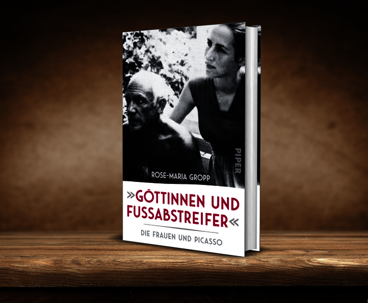 Rose-Maria Gropps „Göttinnen und Fußabstreifer“ auf einem Holztisch