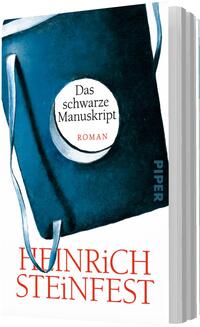 Das Buchcover zeigt ein dunkelblau bis schwarz gehaltenes, stilisiertes Manuskript auf weißem Grund, darauf ein runder weißer Knopf mit dem Titel „Das schwarze Manuskript“ und dem roten Untertitel „ROMAN“. Im unteren Drittel steht der Autorenname Heinrich Steinfest in großen roten Serifenkapitalen. Die Farbkontraste und reduzierten Formen vermitteln eine nüchterne, leicht geheimnisvolle Atmosphäre.
