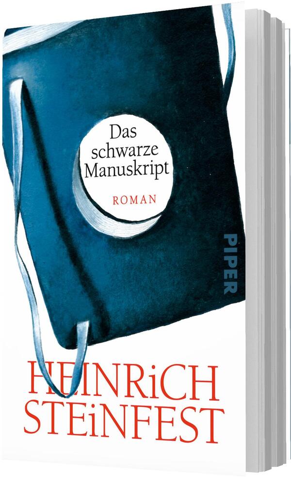 Das Buchcover zeigt ein dunkelblau bis schwarz gehaltenes, stilisiertes Manuskript auf weißem Grund, darauf ein runder weißer Knopf mit dem Titel „Das schwarze Manuskript“ und dem roten Untertitel „ROMAN“. Im unteren Drittel steht der Autorenname Heinrich Steinfest in großen roten Serifenkapitalen. Die Farbkontraste und reduzierten Formen vermitteln eine nüchterne, leicht geheimnisvolle Atmosphäre.