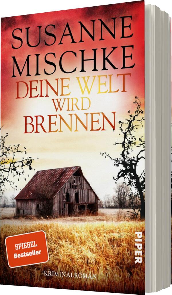 Das Buchcover zeigt eine düstere, rot-orange Farbgebung, die eine spannende Atmosphäre vermittelt. Im Vordergrund ist eine verlassene, altmodische Scheune abgebildet, umgeben von kargem, braunem Gras. Am oberen Rand steht der Name der Autorin, „Susanne Mischke“, in schwarzer Schrift, gefolgt vom Titel „DEINE WELT WIRD BRENNEN“ in großen, weißen Buchstaben. Unten links befindet sich der Hinweis „SPIEGEL Bestseller“ in einem kräftigen, orangefarbenen Kästchen, sowie der Verlagsname „PIPER“ in kleinerer Schrift.