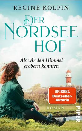 Das Buchcover zeigt eine Frau mit langen, braunen Haaren, die in einem offenen, grünen Kleid auf einem Grasfeld sitzt und in Richtung eines Leuchtturms blickt, der sich im Hintergrund befindet. Der Himmel ist leicht bewölkt mit hellen Blautönen. Der Titel „Der Nordsee Hof“ steht in großen, eleganten Buchstaben in einem sanften Türkis. Darunter ist der Untertitel „Als wir den Himmel erobern konnten“ in einer schlichteren Schriftgröße abgebildet. Oben rechts befindet sich ein orangefarbenes Feld mit dem Text „SPIEGEL Bestseller-Autorin“.