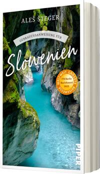 Das Buchcover zeigt eine beeindruckende, naturnahe Landschaft mit einer tiefblauen Schlucht, umgeben von hohen, grünen Felsen. Oberhalb des Bildes befindet sich der Titel „Gebrauchsanweisung für Slowenien“ in geschwungener, weißer Schrift. Der Autor, Aleš Steger, ist in schlichter Schrift darunter angeordnet. Auf der rechten Seite des Covers befindet sich ein goldfarbener Aufkleber mit der Aufschrift „WELTWEIT GRÖSSTE REISELITERATUR ITB Berlin BuchAward 2023“. Die Farben vermitteln eine frische und einladende Atmosphäre.