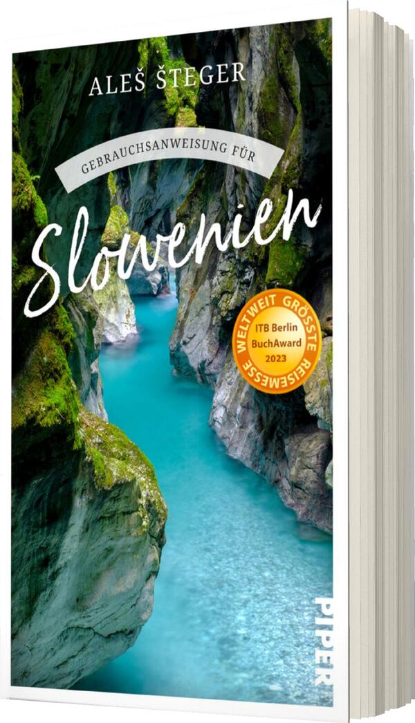 Das Buchcover zeigt eine beeindruckende, naturnahe Landschaft mit einer tiefblauen Schlucht, umgeben von hohen, grünen Felsen. Oberhalb des Bildes befindet sich der Titel „Gebrauchsanweisung für Slowenien“ in geschwungener, weißer Schrift. Der Autor, Aleš Steger, ist in schlichter Schrift darunter angeordnet. Auf der rechten Seite des Covers befindet sich ein goldfarbener Aufkleber mit der Aufschrift „WELTWEIT GRÖSSTE REISELITERATUR ITB Berlin BuchAward 2023“. Die Farben vermitteln eine frische und einladende Atmosphäre.