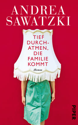 Tief durchatmen, die Familie kommt Das Buchcover zeigt einen roten Hintergrund mit einer stilisierten, lampenschirmartigen Figur, die einen menschlichen Körper verdeckt. Die Figur trägt einen weißen Lampenschirm, verziert mit Fransen. Darunter ist in großen, roten Buchstaben der Titel „TIEF DURCH-ATMEN, DIE FAMILIE KOMMT“ zu lesen, ergänzt durch das Wort „Roman“ in kleinerer Schrift. Oben steht der Name der Autorin „ANDREA SAWATZKI“ in eleganter, schwarzer Schrift. Die allumfassende Farbgestaltung vermittelt eine lebendige und zugleich skurrile Atmosphäre.